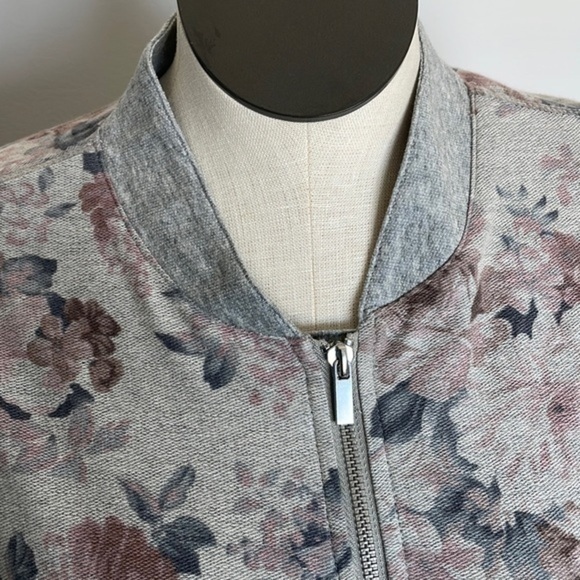 Catherine women faded floral print gray long sleeve zip Sz Medium NWT - Picture 3 of 5